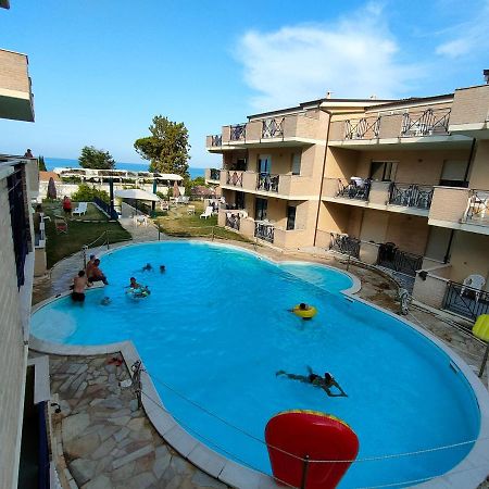 Appartamento con piscina Green Bay Village Pineto Exterior foto