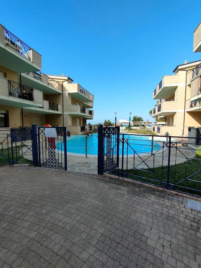 Appartamento con piscina Green Bay Village Pineto Exterior foto