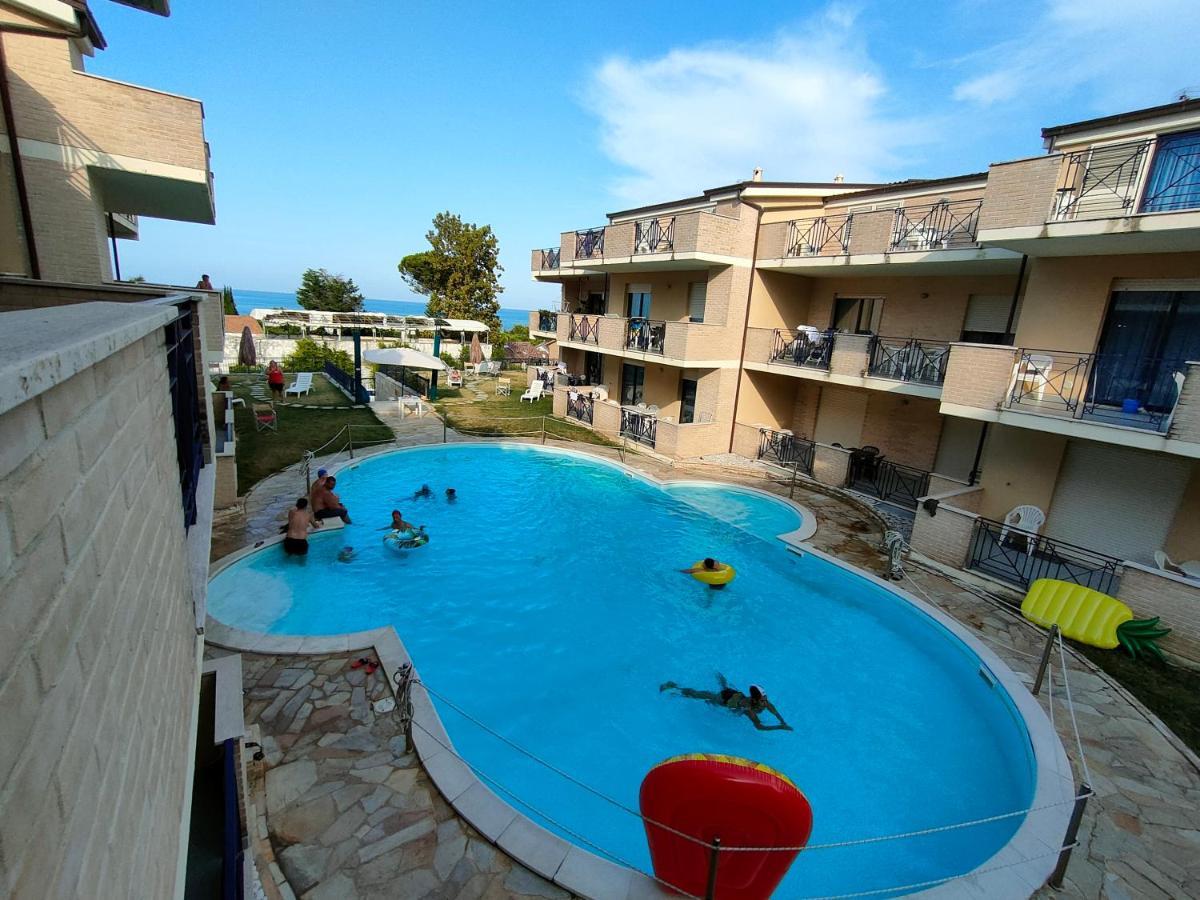 Appartamento con piscina Green Bay Village Pineto Exterior foto